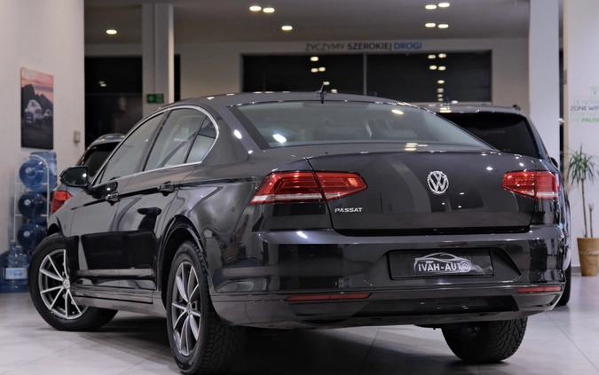 Volkswagen Passat cena 67800 przebieg: 240000, rok produkcji 2018 z Wołomin małe 704